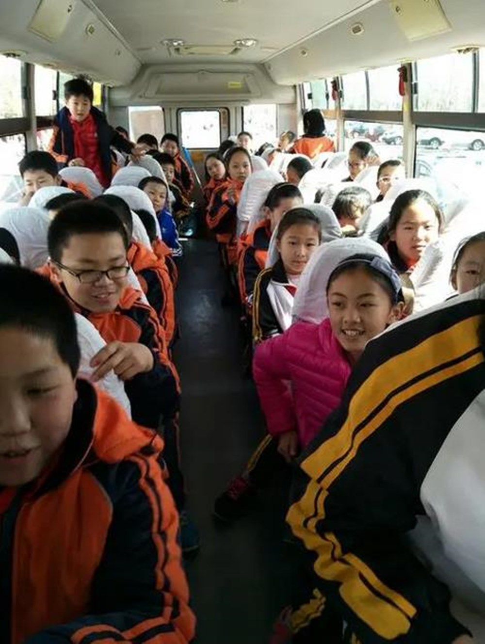 上海小学生:"宁坐校车,不坐保时捷",妈妈的做法引争议