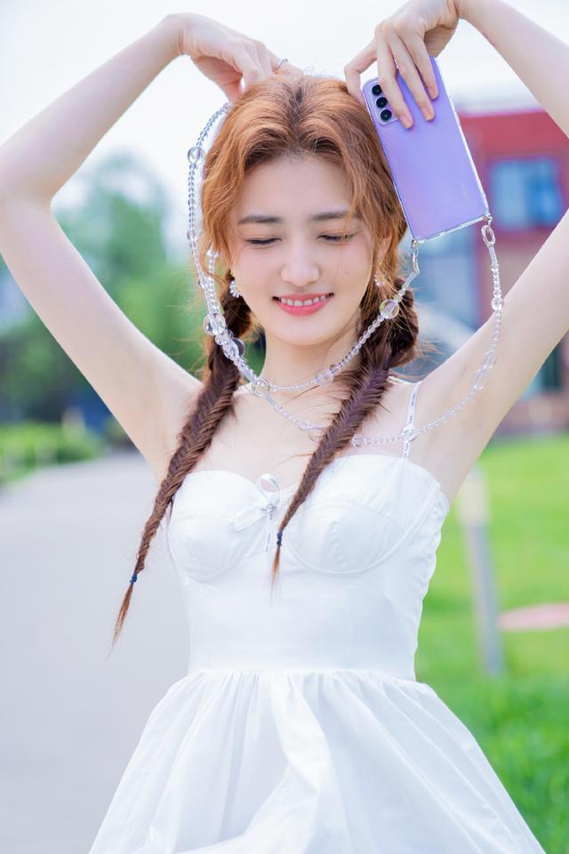 又被徐璐惊艳到了穿小白裙扎麻花辫扮邻家女身材真的好瘦呀