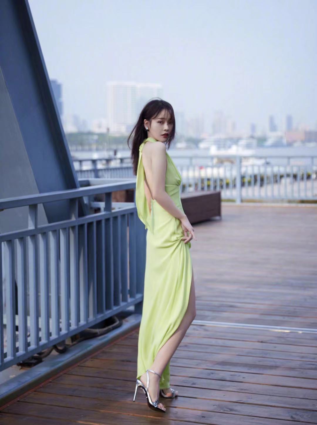 夏天学张佳宁穿牛油果色连衣裙甜甜得很好看