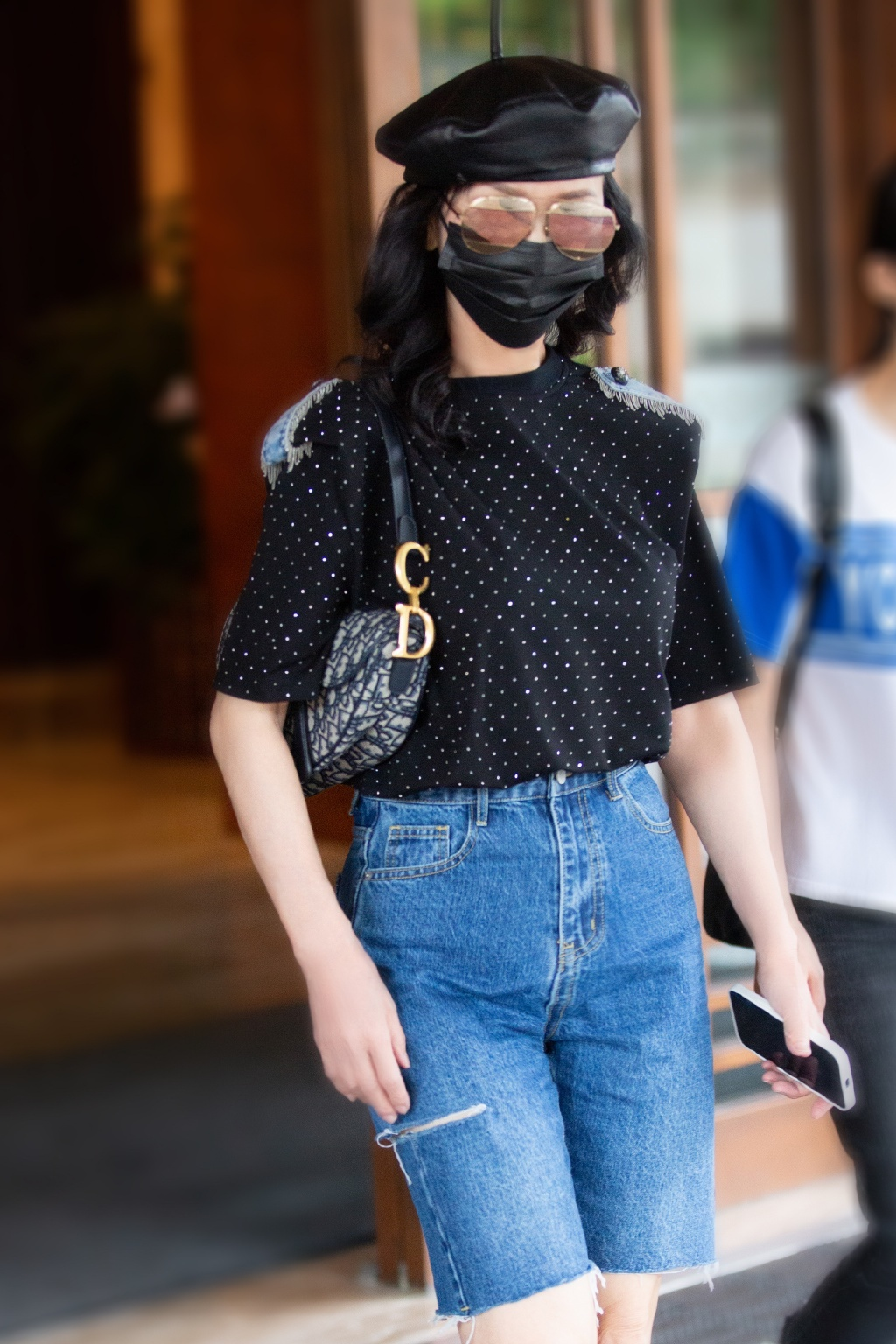 66岁赵雅芝真会装嫩波点上衣搭配牛仔短裤俏皮甜美少女感十足