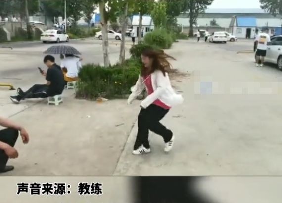 女子考驾照科二科三一把过,冲过来就跪在了教练面前：我都没想到休闲区蓝鸢梦想 - Www.slyday.coM