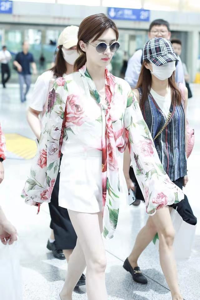 江疏影不愧生图女神,路人镜头也好纤挑迷人,让人忍不住多看两眼休闲区蓝鸢梦想 - Www.slyday.coM 江疏影不愧生图女神,路人镜头也好纤挑迷人,让人忍不住多看两眼休闲区蓝鸢梦想 - Www.slyday.coM