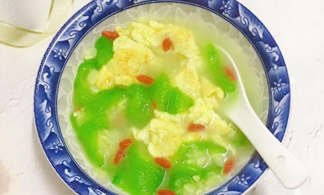 做丝瓜汤不要切了就下锅煮学会正确做法汤汁鲜