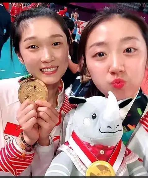 王梦洁的体脂有点多 摔救时肥肉直颤