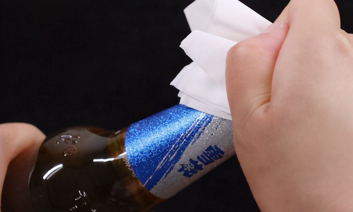 喝了20年啤酒才明白用手就能拧开啤酒瓶盖方法一看就能学会