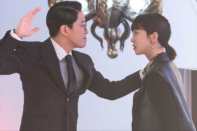 《顶楼3》:被秀莲赶出家门又惨遭周丹泰抛弃,锡京处