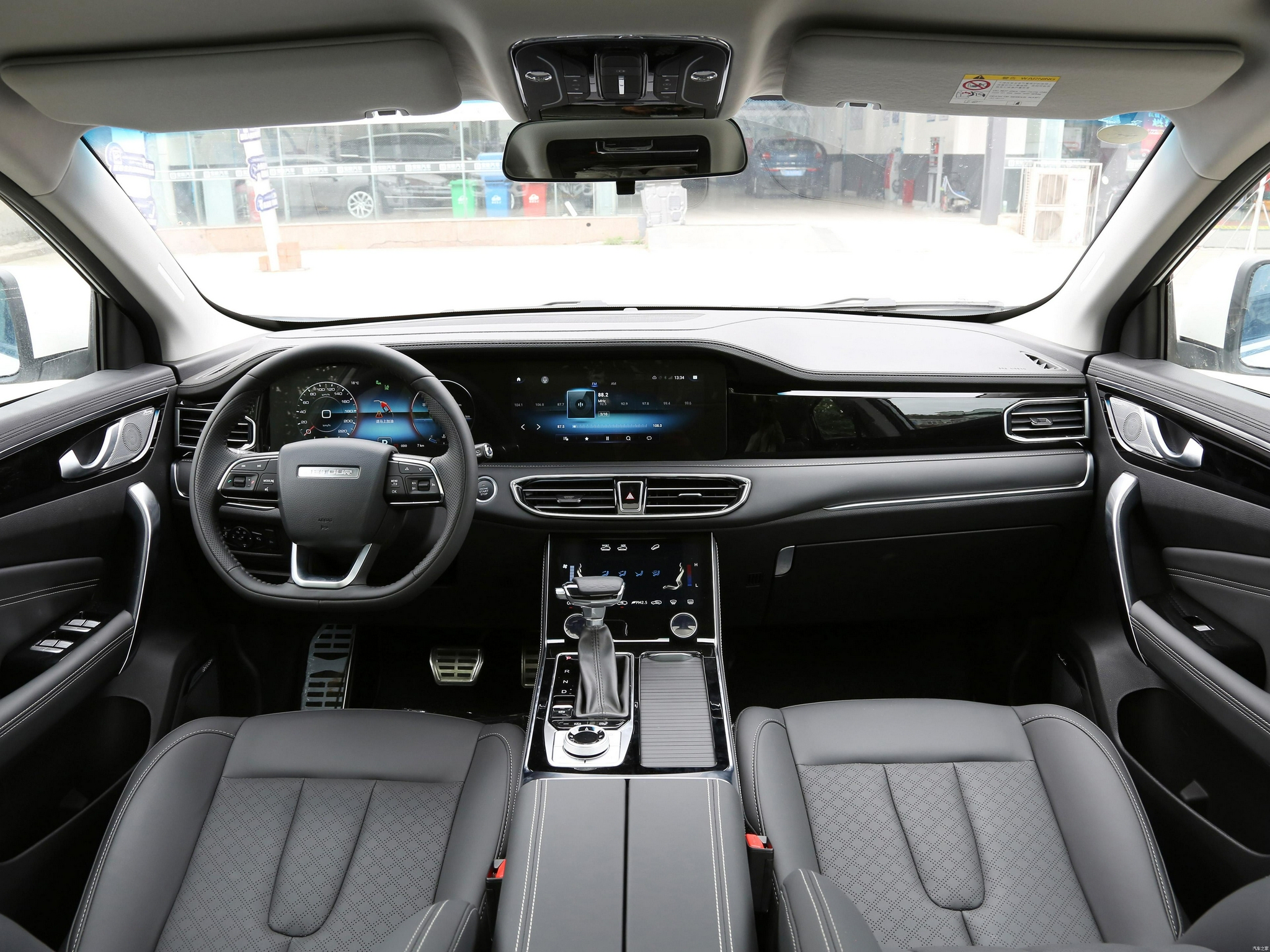 捷途x90这台车的整体外形方面是非常的大气,内饰方面的话走的是一种