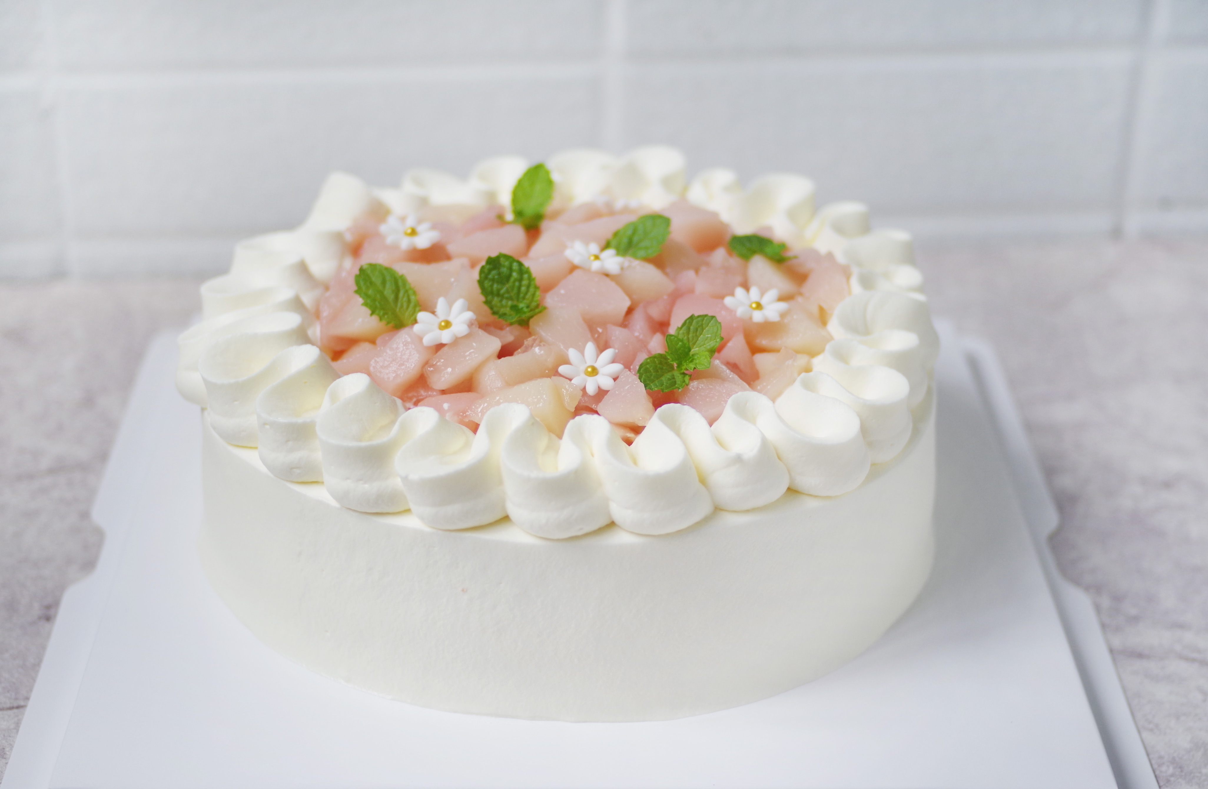 酸甜可口的蜜桃与软糯的蛋糕搭配美味又香甜