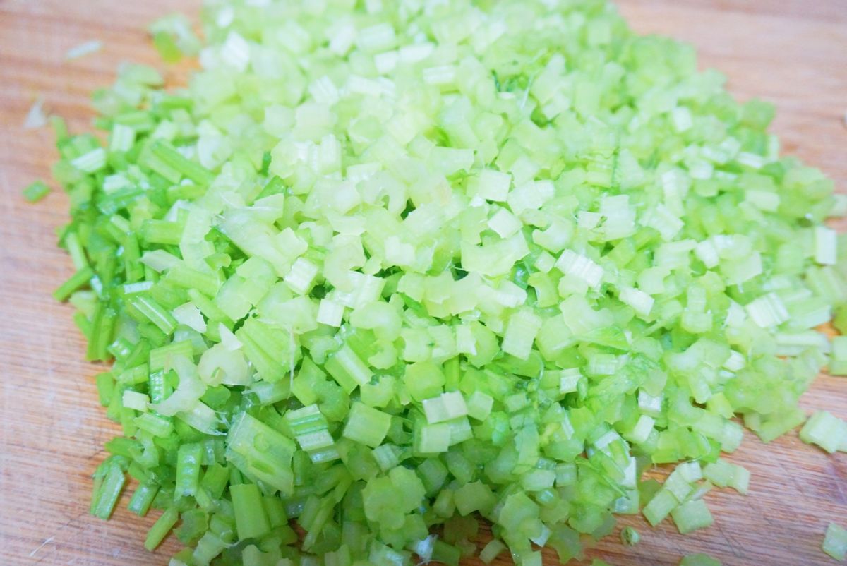 4,再把方才切好的芹菜丁加进调好的牛肉馅中,再一次加入食用油,把菜和