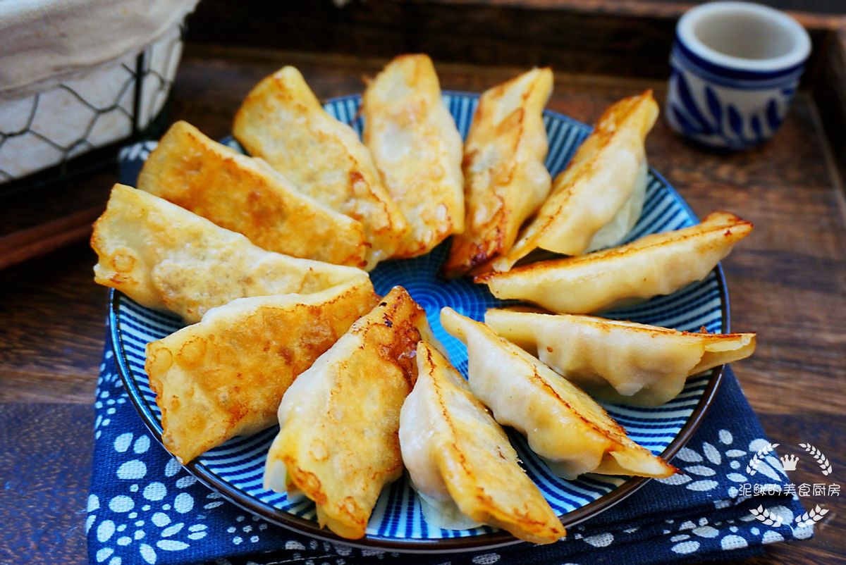 今天的美食是牛肉芹菜锅贴,每次过年过节我家吃得最多的便是牛肉水饺