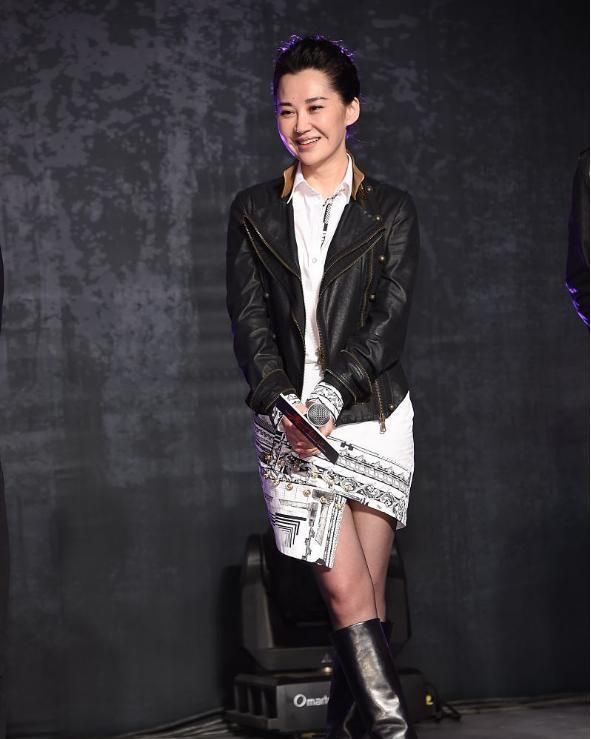 许晴穿一身皮衣套装脸上酒窝显少女气质美得让人难以抗拒