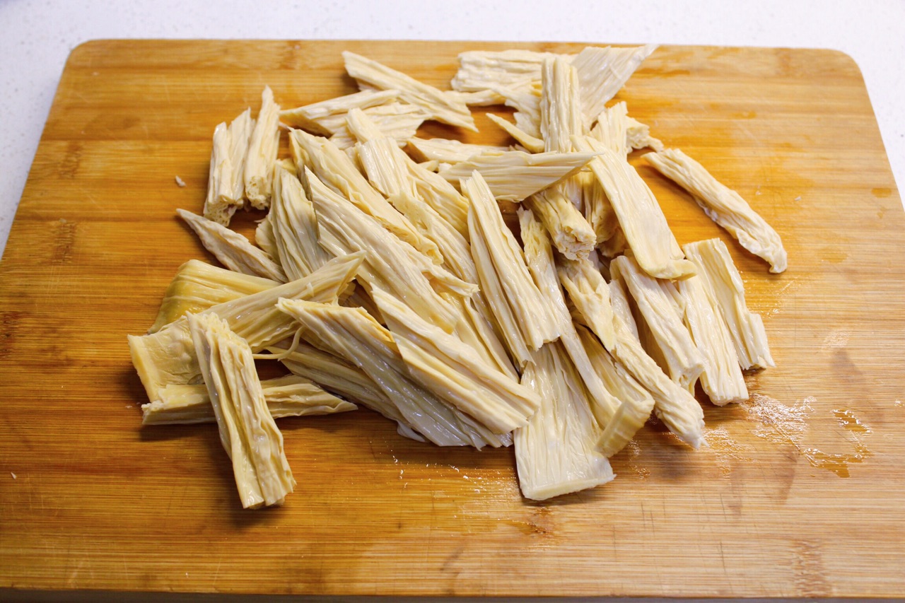 别再买辣条吃了,自己用腐竹就能做,没有添加,香辣又解馋