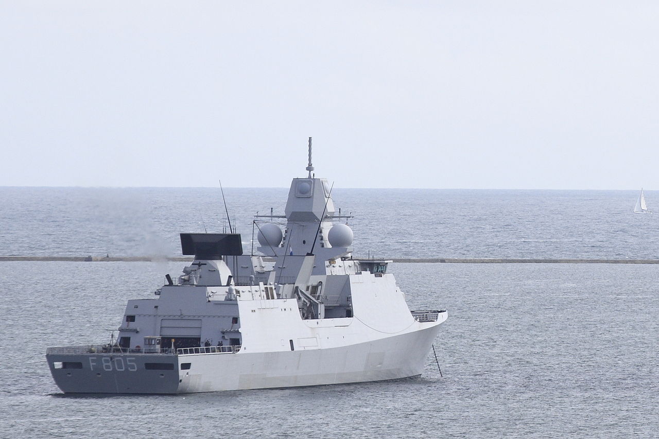 荷兰七省级护卫舰"埃弗森"号,排水6千吨,4部雷达,40枚导弹