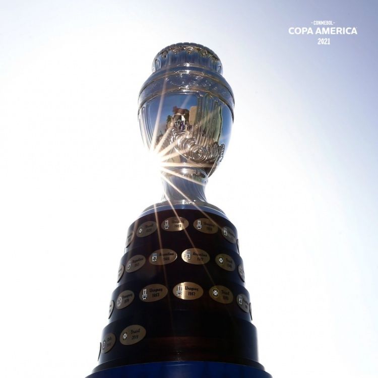 为决赛预热美洲杯官方社媒晒出冠军奖杯照片