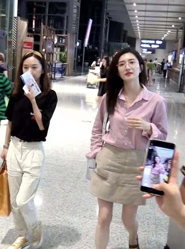 江疏影不愧生图女神,路人镜头也好纤挑迷人,让人忍不住多看两眼休闲区蓝鸢梦想 - Www.slyday.coM 江疏影不愧生图女神,路人镜头也好纤挑迷人,让人忍不住多看两眼休闲区蓝鸢梦想 - Www.slyday.coM