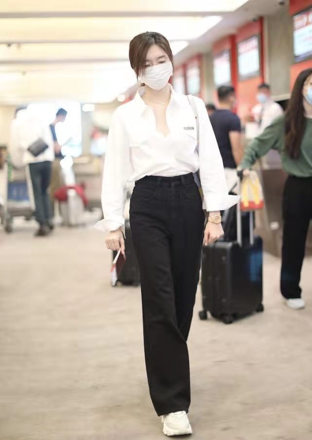 江疏影不愧生图女神,路人镜头也好纤挑迷人,让人忍不住多看两眼休闲区蓝鸢梦想 - Www.slyday.coM 江疏影不愧生图女神,路人镜头也好纤挑迷人,让人忍不住多看两眼休闲区蓝鸢梦想 - Www.slyday.coM