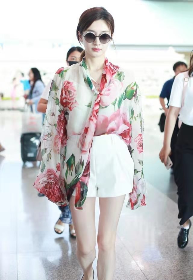 江疏影不愧生图女神,路人镜头也好纤挑迷人,让人忍不住多看两眼休闲区蓝鸢梦想 - Www.slyday.coM 江疏影不愧生图女神,路人镜头也好纤挑迷人,让人忍不住多看两眼休闲区蓝鸢梦想 - Www.slyday.coM