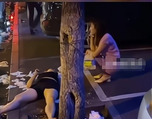 女子深夜与闺蜜喝酒喝醉后躺马路边丈夫拒到场跟谁喝的谁管
