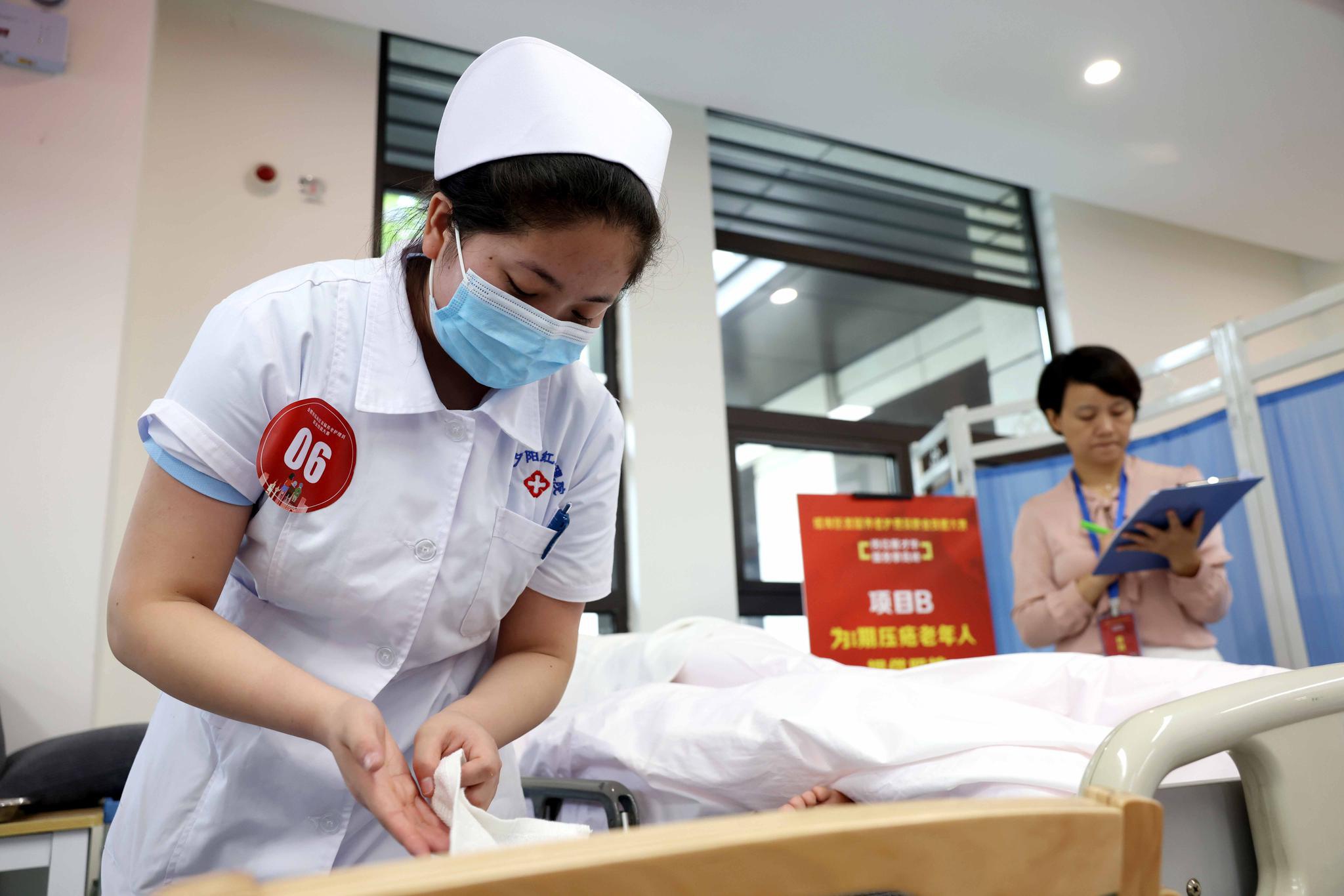 7月9日,在合肥市瑶海区首届养老护理员职业技能大赛现场,选手参加