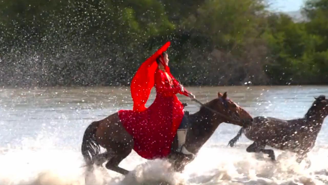 新疆"网红副局长"贺娇龙策马发生意外 连人带马摔河里