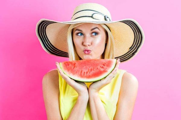 一口吃下8400个细菌?被上热搜的“隔夜冰西瓜”,真有那么毒?休闲区蓝鸢梦想 - Www.slyday.coM 一口吃下8400个细菌?被上热搜的“隔夜冰西瓜”,真有那么毒?休闲区蓝鸢梦想 - Www.slyday.coM