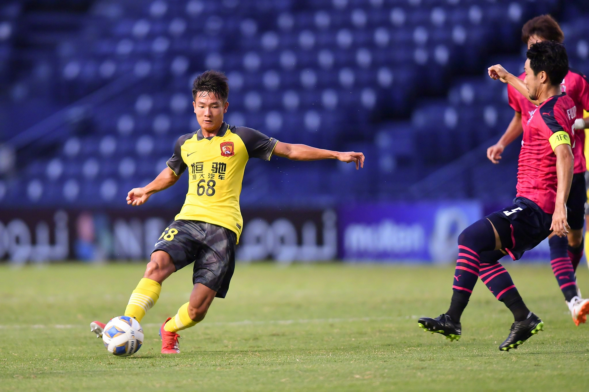 进球后他亲吻五星红旗感谢恒大的归化努力国足祝他生日快乐