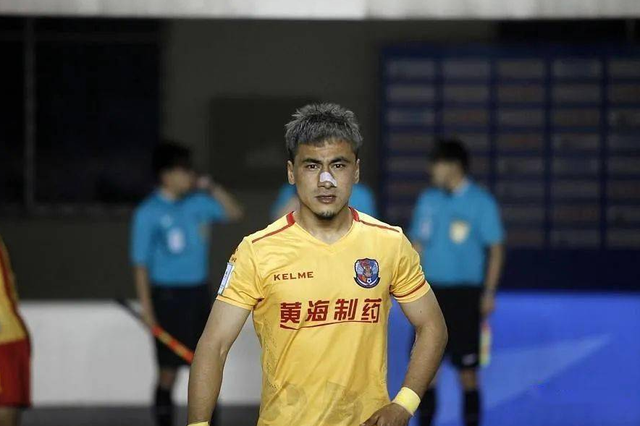 打完队医打助教,这个中超暴躁老哥被绿城开除后,又要被青岛开除|巴力