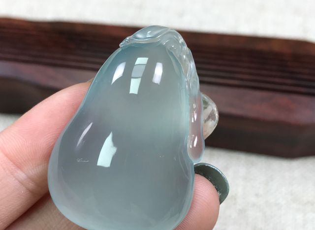 芙蓉种翡翠饰品优势很多,不仅有着优美的气质,价位方面还很亲民