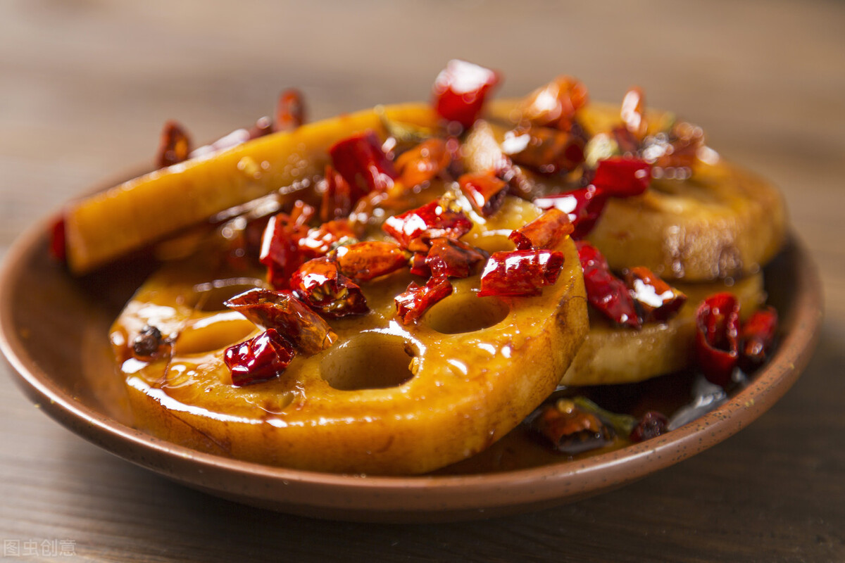 桂皮2片,五香粉,胡椒粉,老抽,冰糖适量,老卤水适量〖 制作步骤 〗1,藕