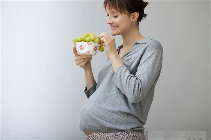 孕妇吃苹果孩子皮肤白,吃葡萄眼睛大?错!医生:两类孕妈别吃