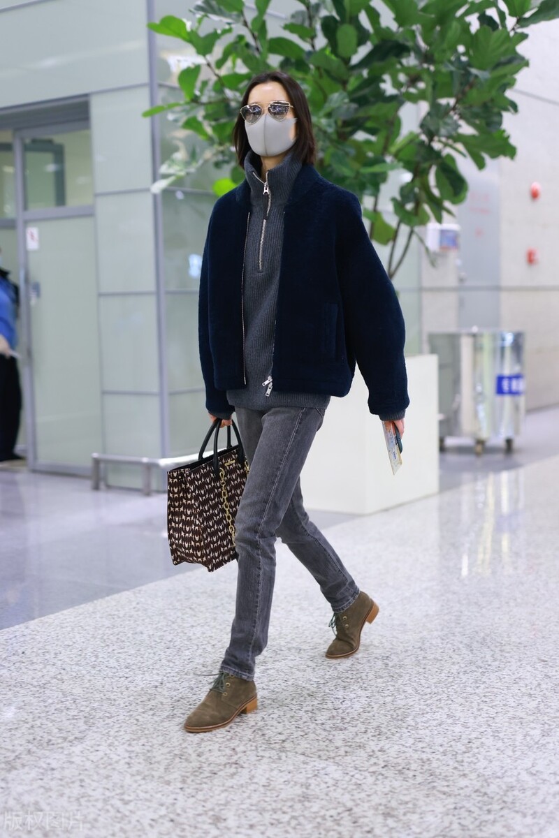 超模界最好拍戏的杜鹃现身机场,穿搭有型尽显超模气质