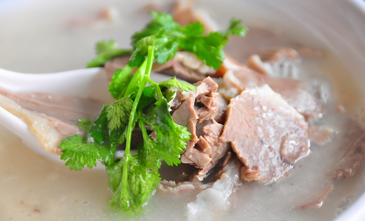 炖羊肉汤放料不能太随意牢记正确做法羊汤鲜香十足