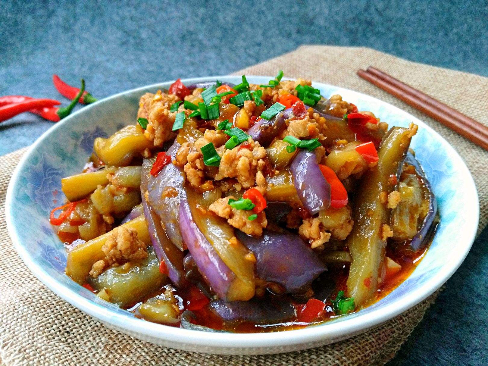 酱烧茄子油多还腻,教你做少油版,酱香浓郁还下饭,味道一样好吃