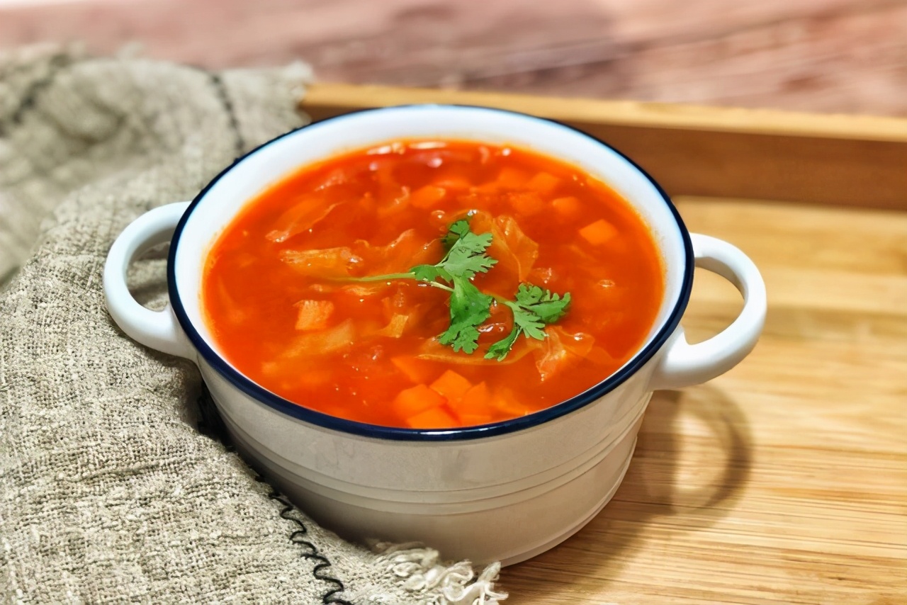 【菜品】:海派罗宋汤【烹饪食材】:牛腩肉300g 西芹2根 胡萝卜1根