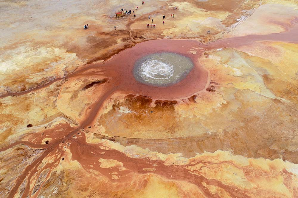 但是一定要注意安全,因为在泉眼里面,已经有不知道多少架无人机掉进去