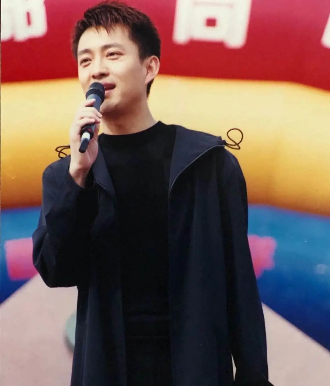 17年前,离开央视的帅哥主持人,如今51岁的他,已经成为影业总裁