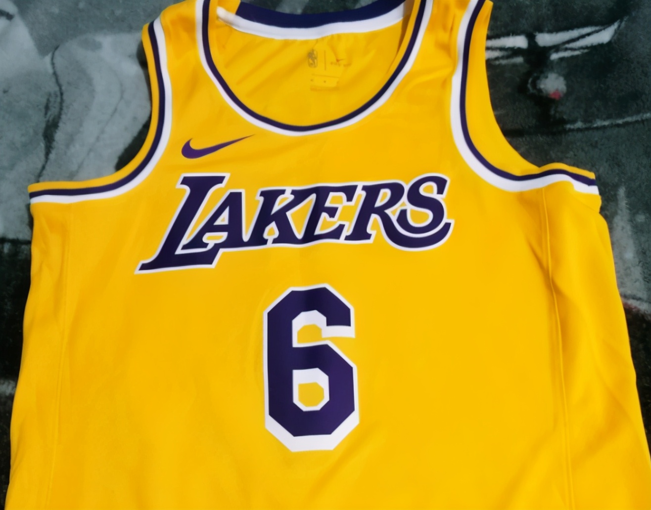 确定!老詹新球衣,库兹马 丁威迪自大,戈登上货架,克雷格无碍