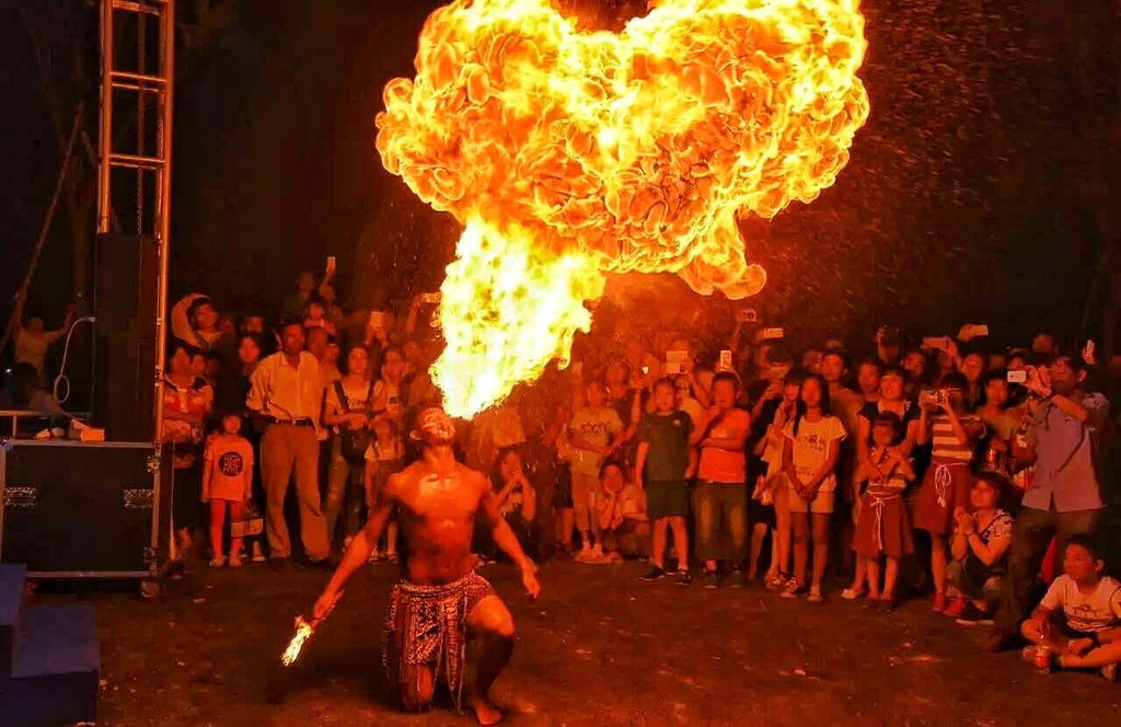 让你一路夜游一路嗨还有乐队大联欢与游客来一场惊喜偶遇佤族喷火大师