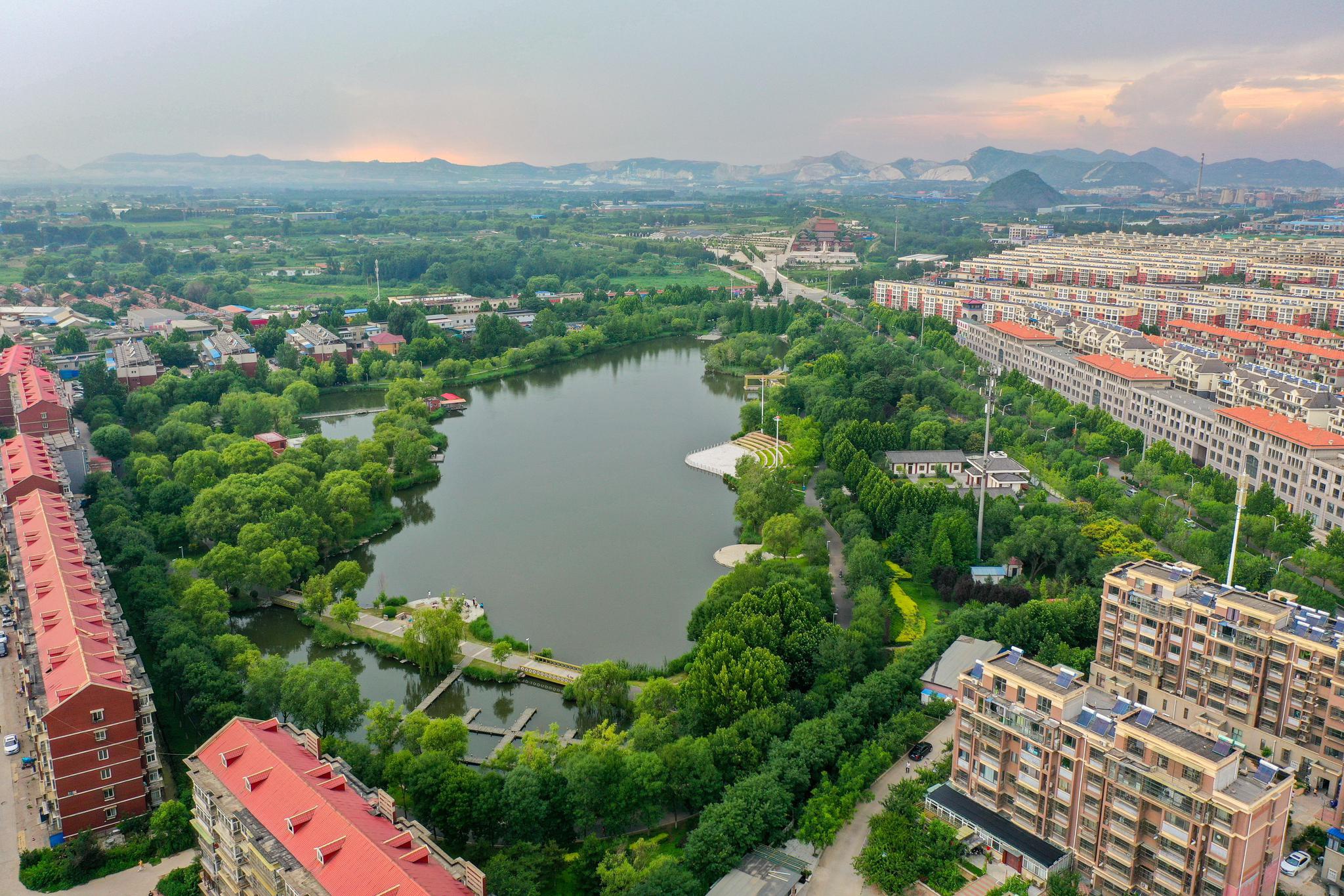 7月9日拍摄的河北省唐山市古冶区北寺公园景色(无人机照片).
