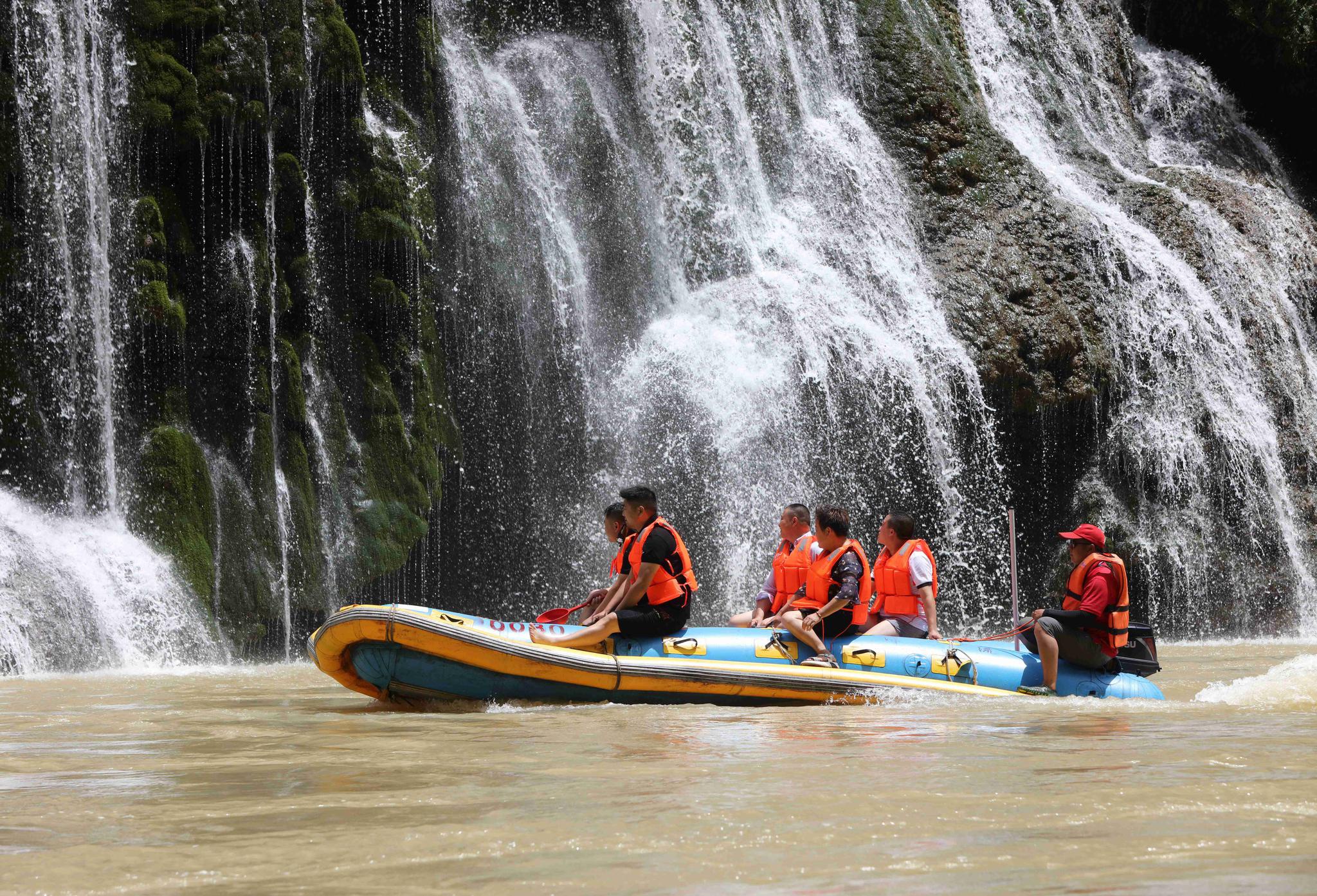 7月10日,游人在张家界市茅岩河风景区体验水上漂流.