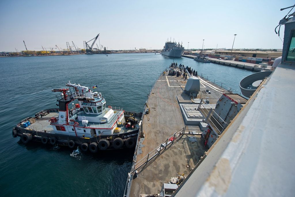 美国航母刚抵达中东,港口突然发生剧烈爆炸,现场一片狼藉|爆炸|美军