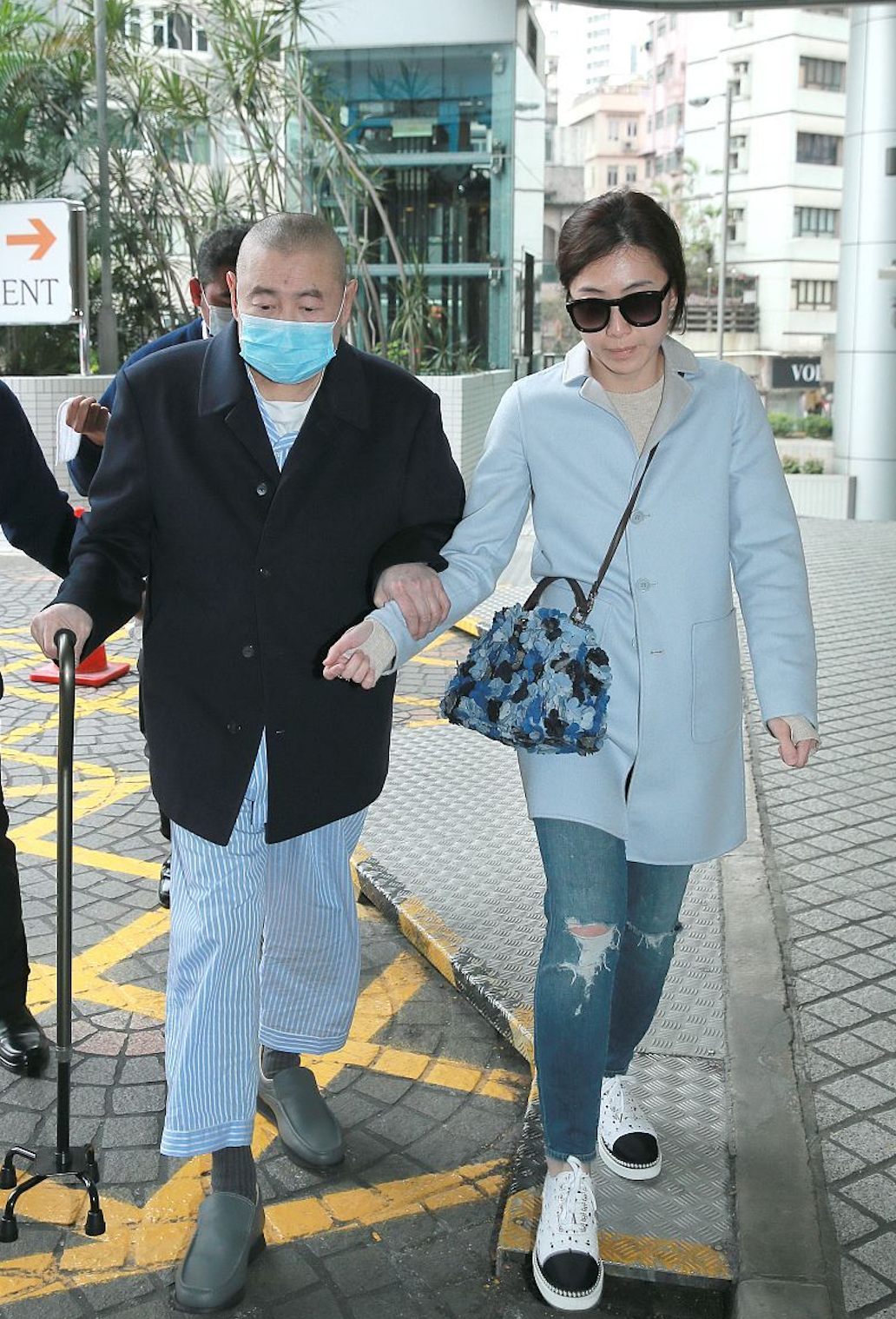 刘銮雄陪妻女看黎明演唱会满脸倦容尽显憔悴三人合照似三代人