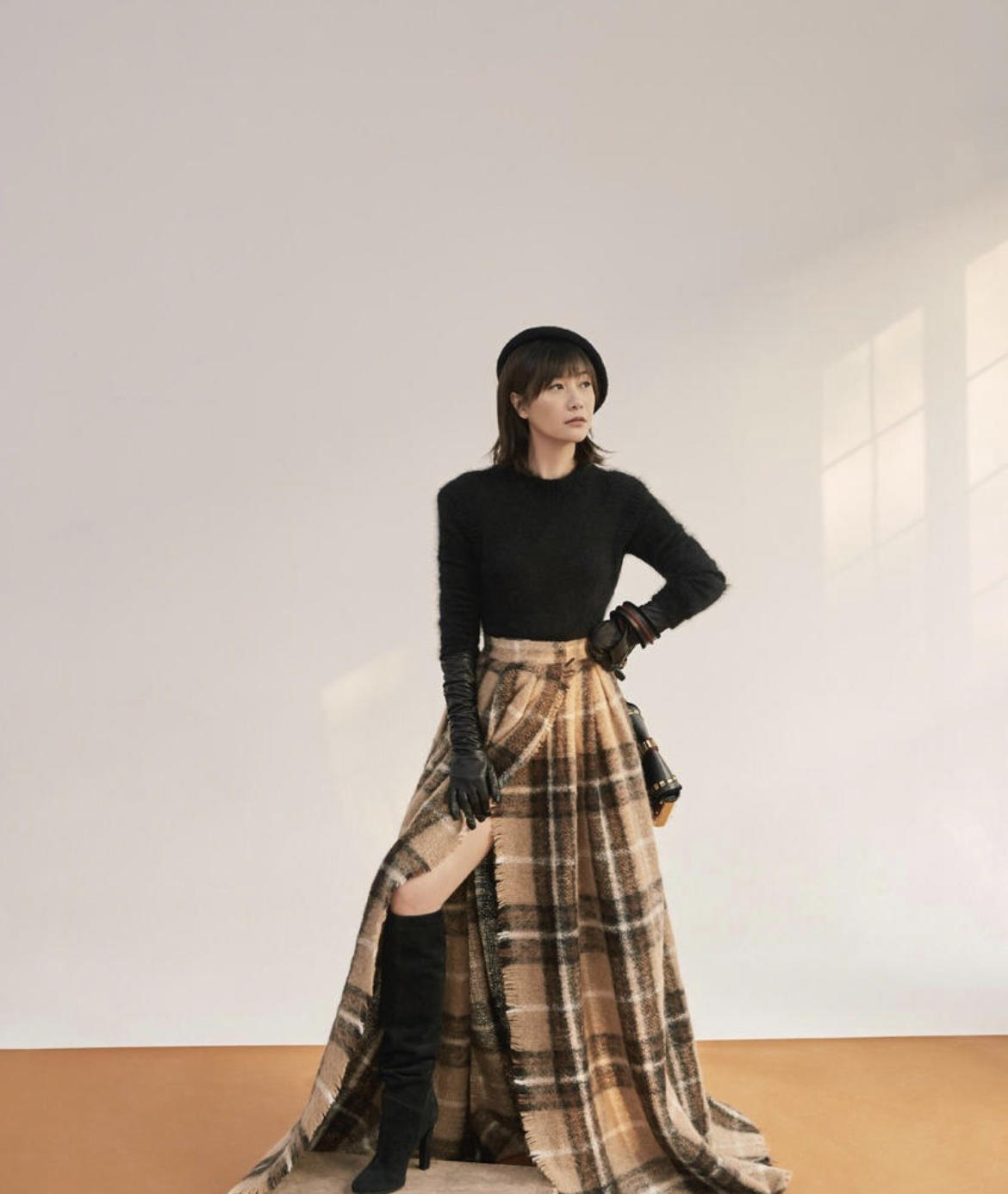 徐静蕾穿搭太接地气,蓝色印花t恤配黑色长裤简约休闲,随性舒适