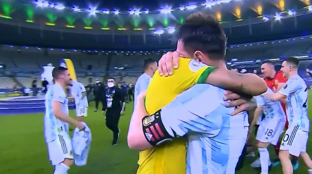 恭喜梅西阿根廷战胜巴西夺冠,内马尔赛前狂言落空赛后和梅西相拥休闲区蓝鸢梦想 - Www.slyday.coM