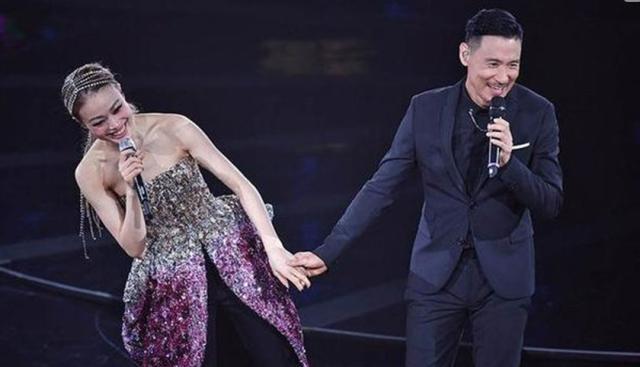 容祖儿晒与黎明同框,为对方演唱会打call,贴身合影秒变小迷妹