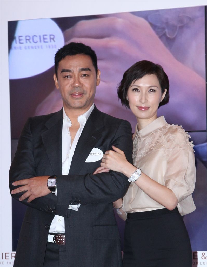 郭蔼明依偎在老公刘青云肩上两人穿着端庄好般配低调秀恩爱