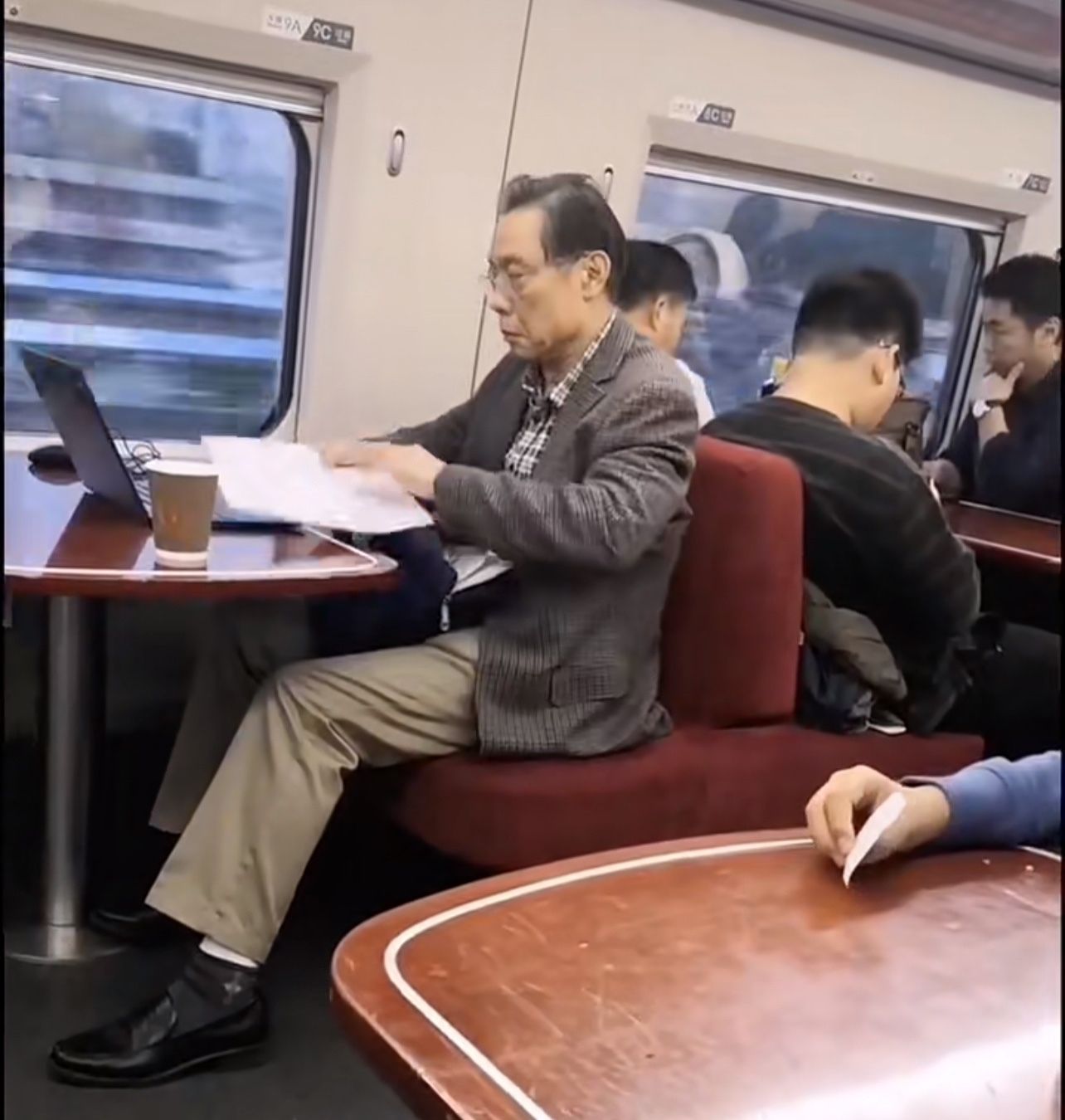 钟南山助阵中国医生首映礼穿衬衫长裤打扮朴素众明星成背景板