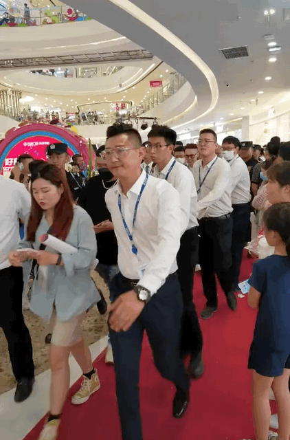 需要这么大阵仗好声音张玮出席活动十几个保镖手拉手开道