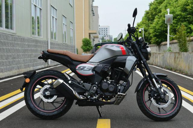 这个配色有点好看新大洲本田cbf190tr特别版到店实拍
