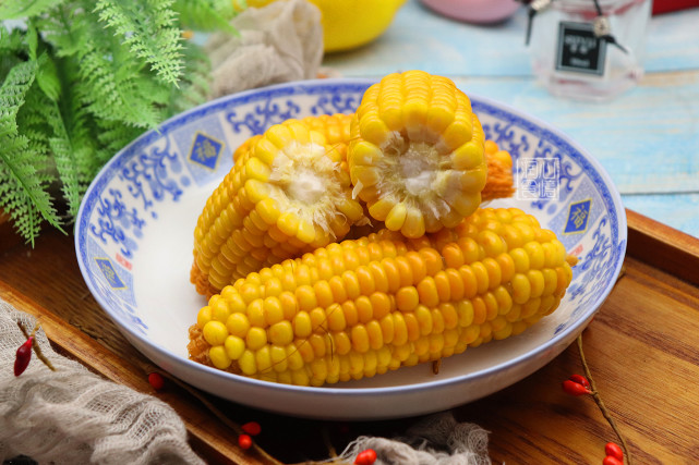 煮玉米时要不要剥壳锅里记得多加2样玉米香甜又营养